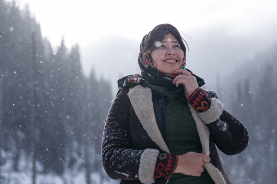 虚化背景冬天下雪自然森林女性