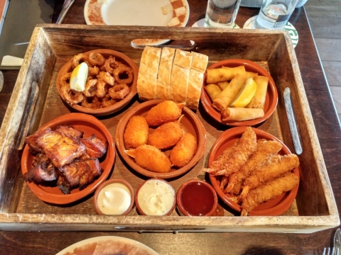 木框中的炸虾和春卷等美食