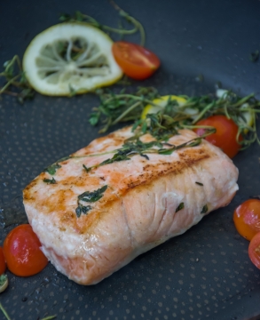 黑色平底锅煎炸烹饪美味肉类料理