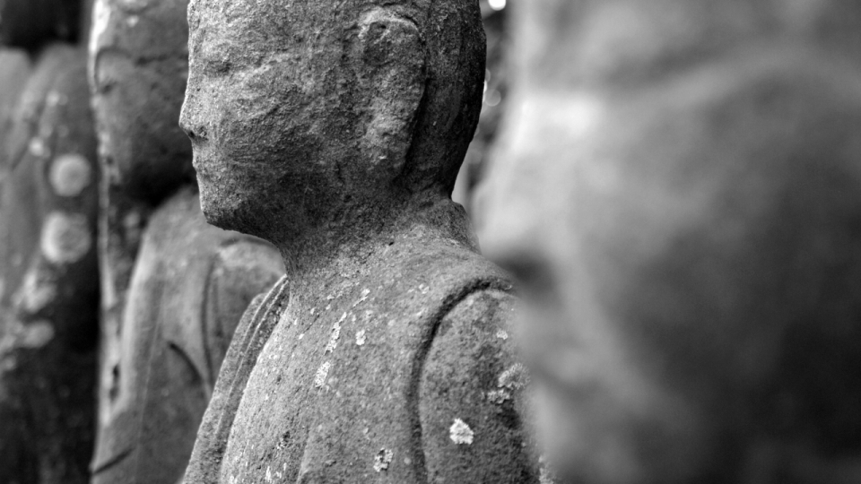 古老灰色石质佛像宗教雕像排列