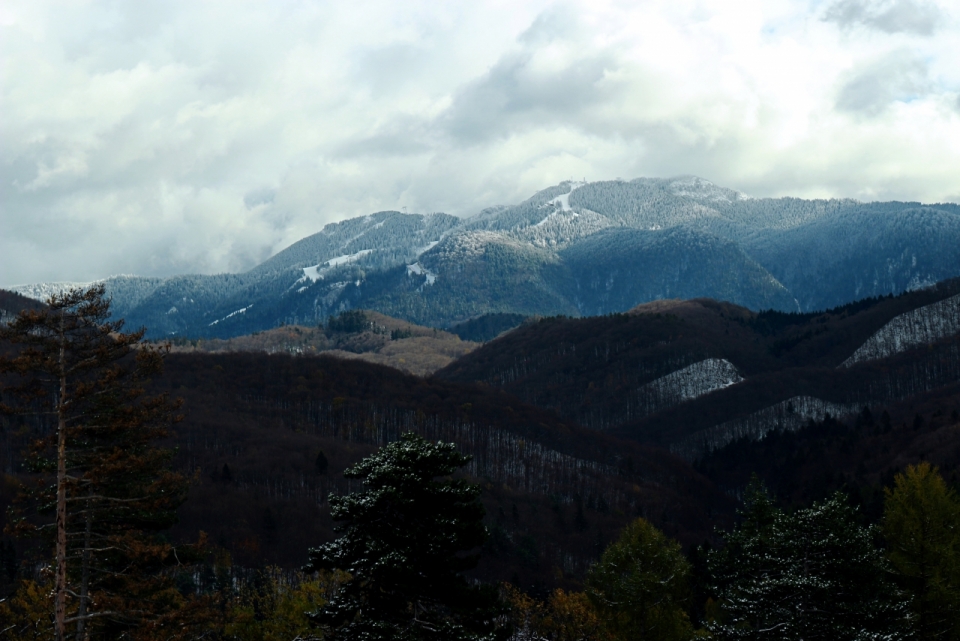罗马尼亚天空山峰森林自然风光