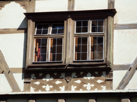 建筑外观木质边框玻璃窗户