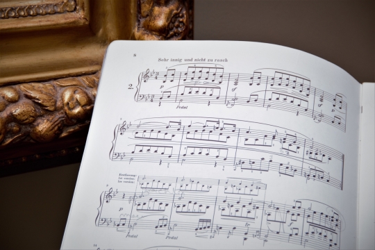 室内复古画框前文艺白色纸质音乐乐谱