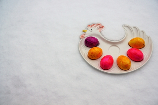 雪后地面公鸡造型盘子彩蛋装饰