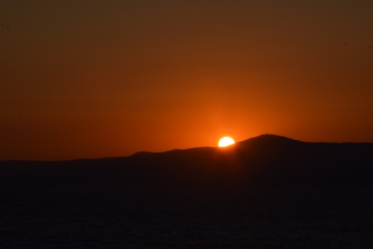 夕阳从高山后落下的美丽风光