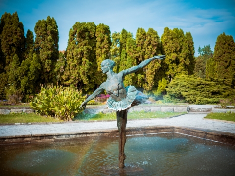 城市街道喷水池边舞蹈艺术女性雕塑