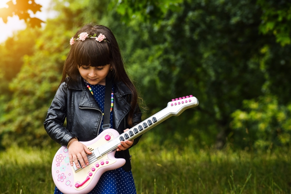 人物摄影_户外弹玩具吉他乐器长发女孩