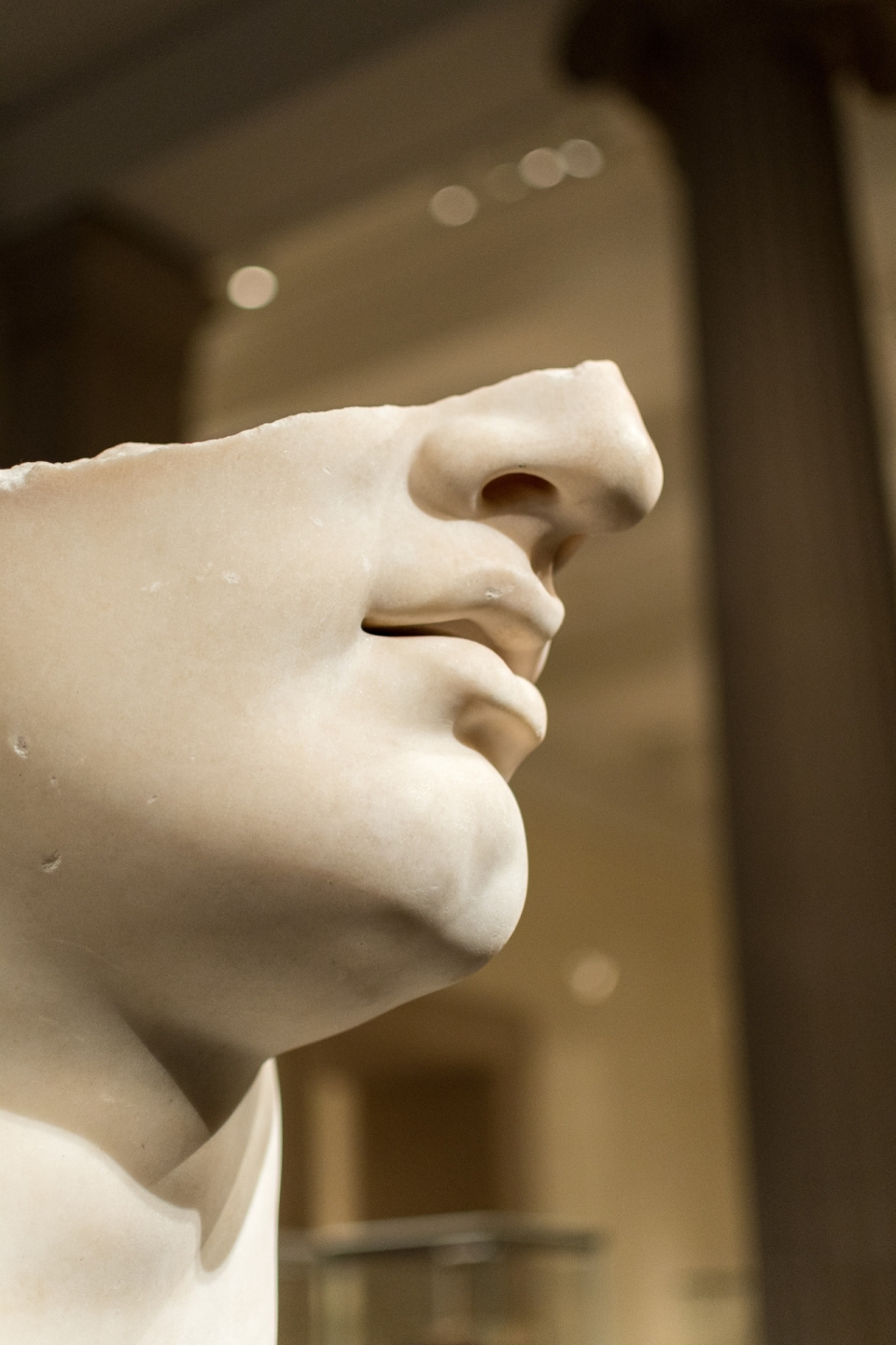破损头部缺失白色石质男性艺术雕像
