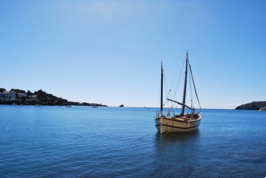 碧海中孤独的帆船