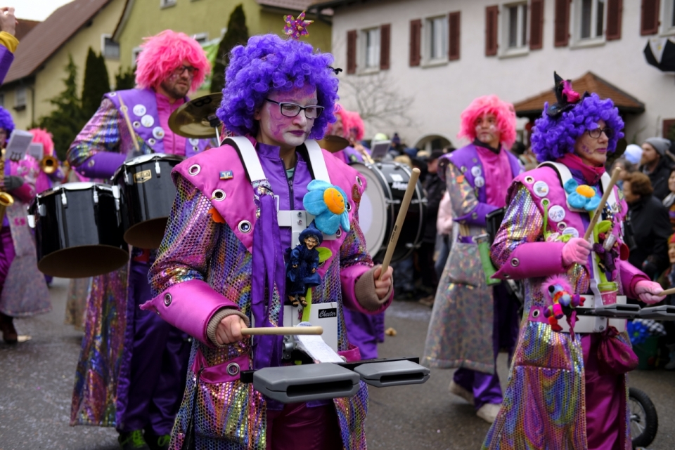 彩色鲜艳装扮乐队城市街道演奏游行