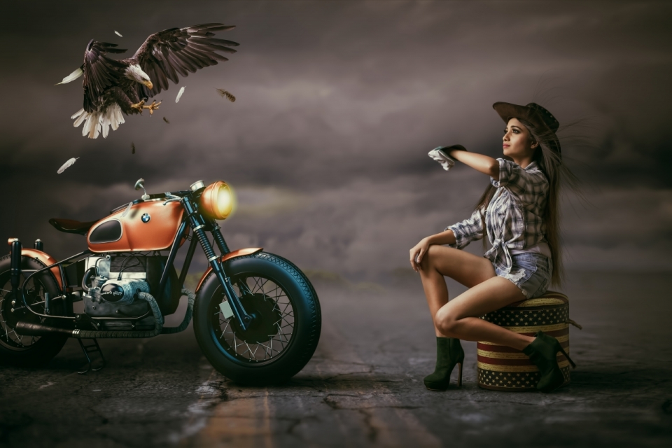 女孩摩托车与飞翔的鹰