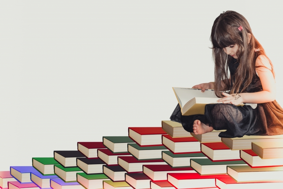 可爱小女孩端坐书堆上看书特效美图