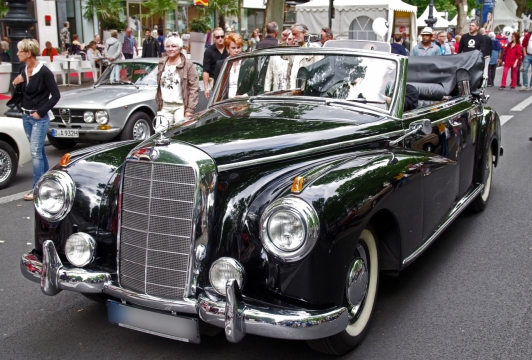 柏油马路上黑色敞篷礼车高清街拍