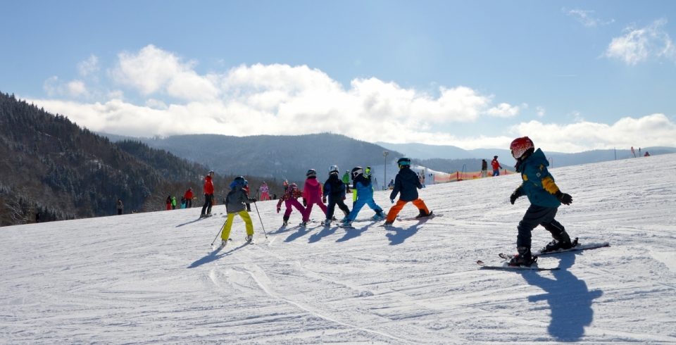 山地滑雪场中练习滑雪的小朋友们