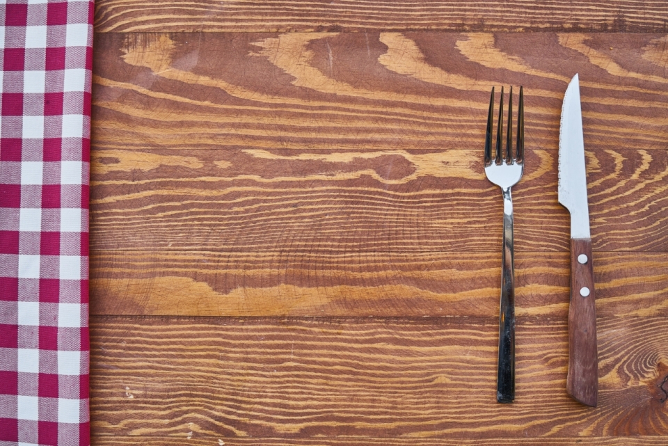 简约餐桌上的刀叉餐具