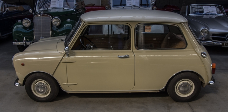 居家生活驾驶白色小巧轿车外观