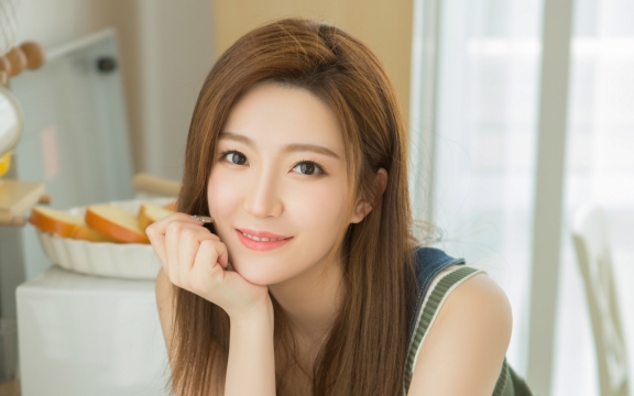 长发美女性感温柔高清桌面壁纸