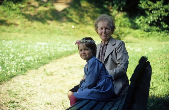 阳光自然户外长椅老年女性女孩