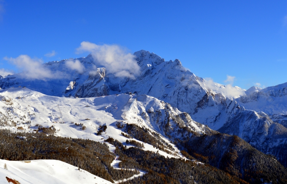 风景摄影_天空下积雪初融白色雪山风景