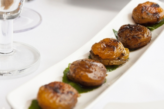 白色桌面长条盘子中美味肉类料理