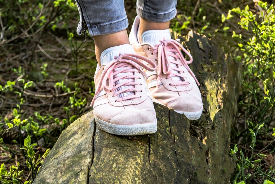 小女孩站在树上粉色帆布鞋