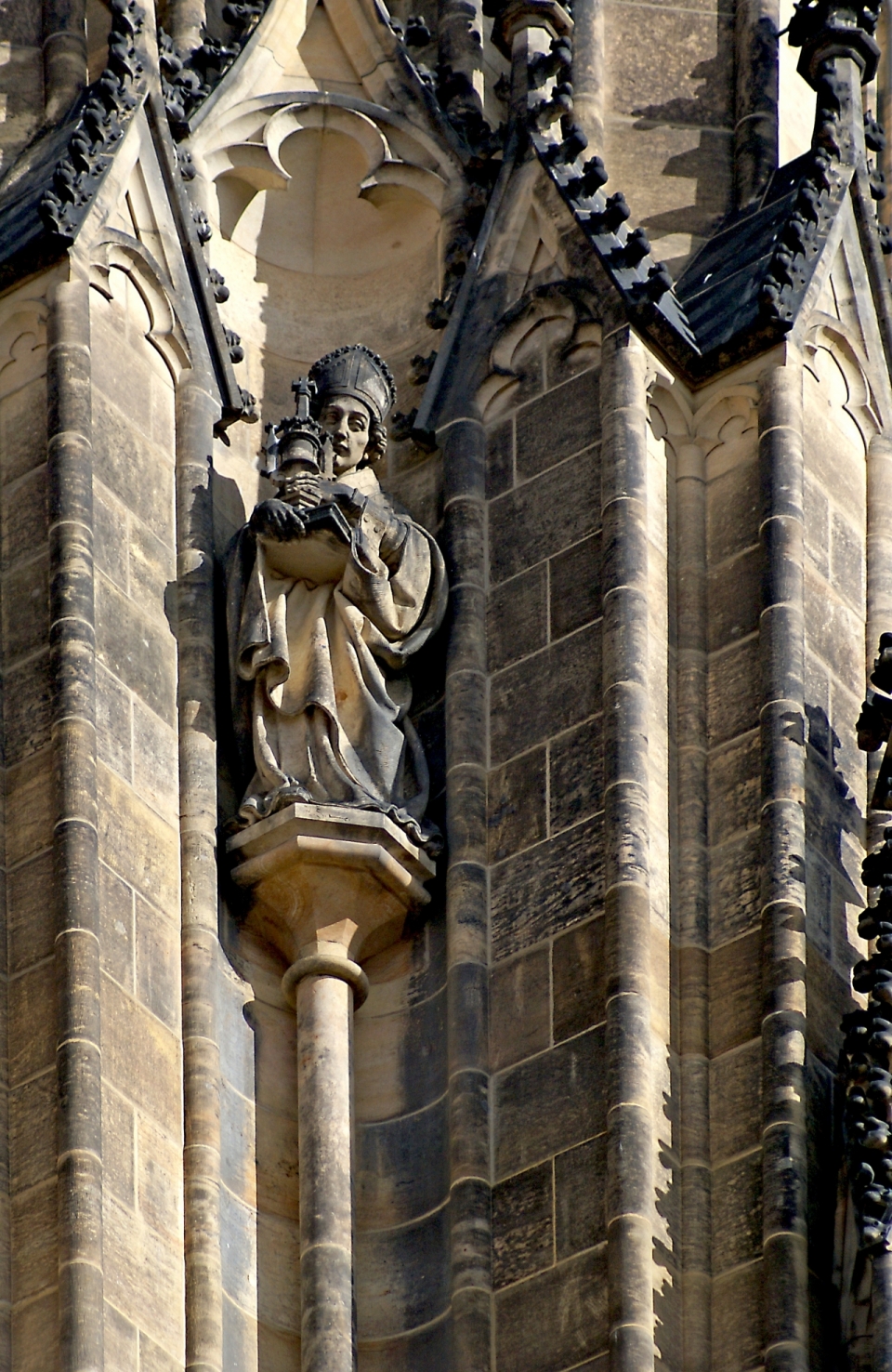 华丽教堂一角雕刻精致的石像
