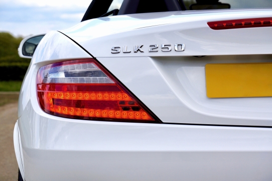 城市街道崭新白色轿车车尾特写