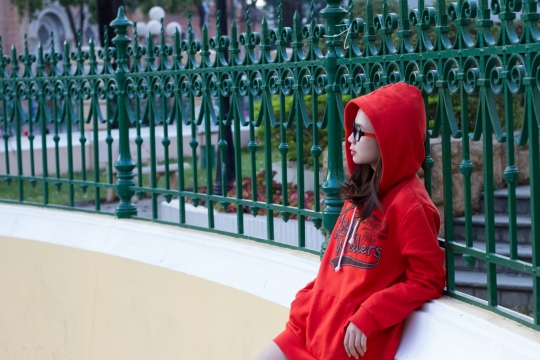 红衣带帽美女依靠护栏写真