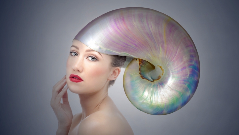 灰色背景女性头部合成炫彩创意海螺壳