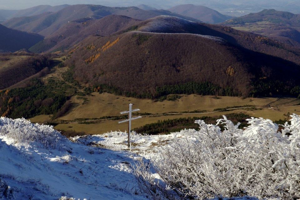 初春融化后雪山风光高清美图