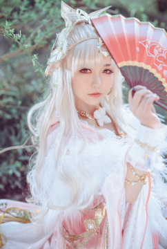 美女摄影_白衣古装美女纸扇精致面容特写