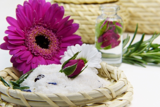 桌面篮子盐上紫色白色自然花朵植物