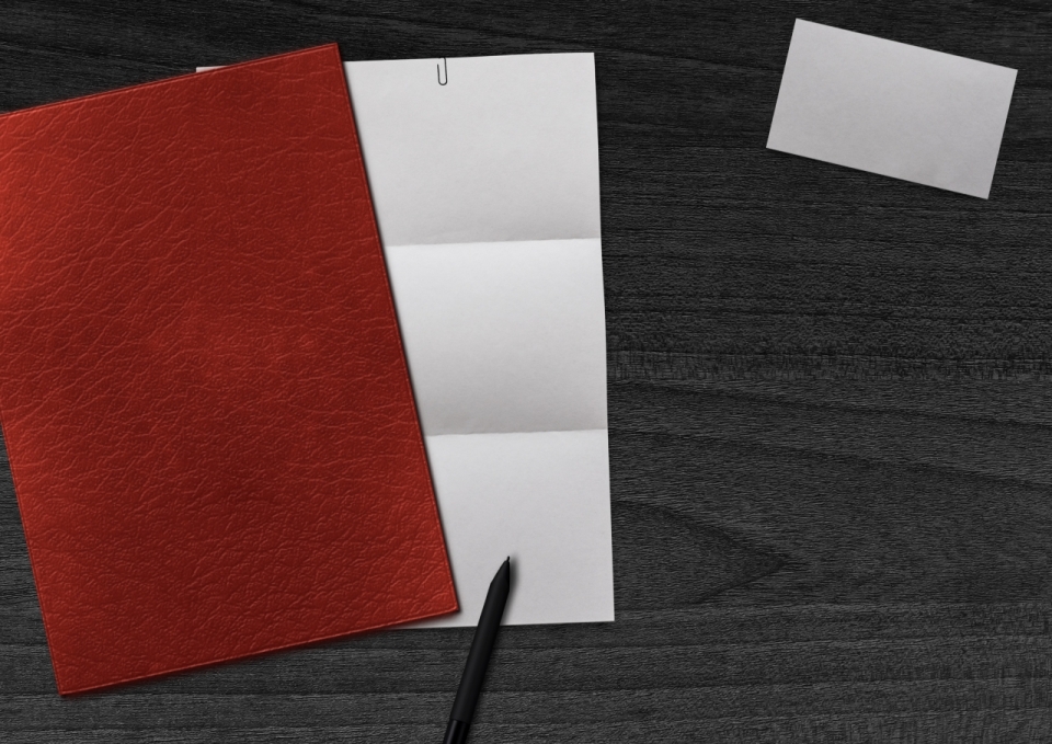 木制桌面红色封面笔记本笔空白卡片纸