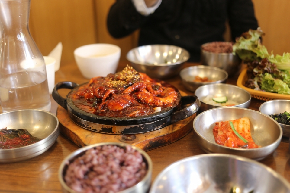 韩式料理铁板鱿鱼泡菜美食特写