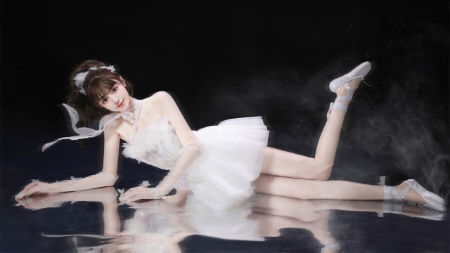 美丽公主白色裙子性感高清桌面壁纸