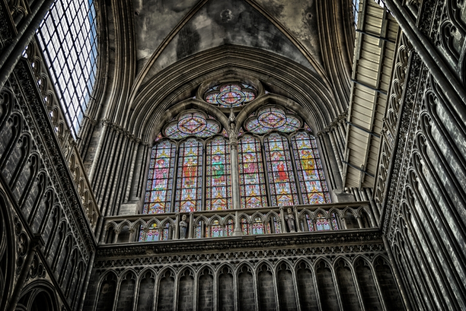教堂建筑内部彩绘玻璃天花板景观