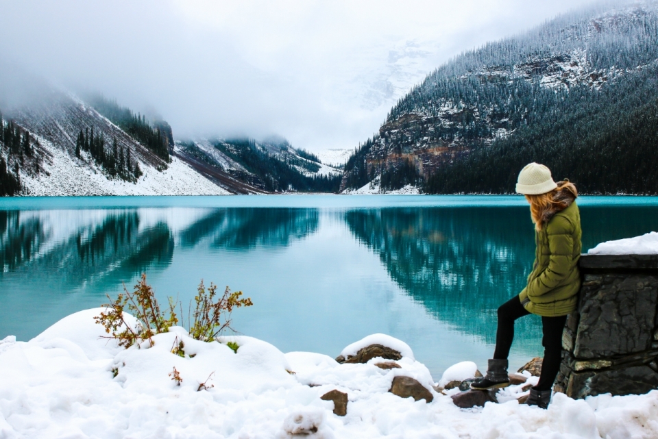 金发美女站在湖边雪原雪山脚下