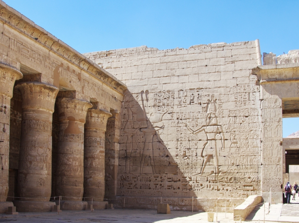 阳光蓝色天空埃及古老寺庙建筑