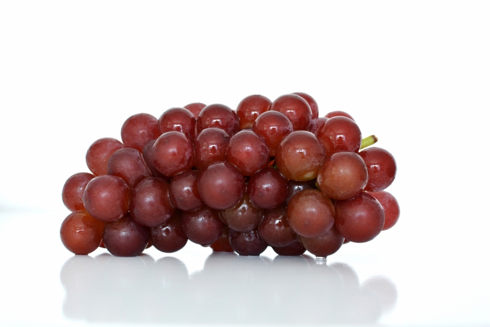 白色桌面紫色果实新鲜美味葡萄