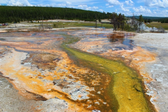 蓝色天空自然户外彩色湖泊