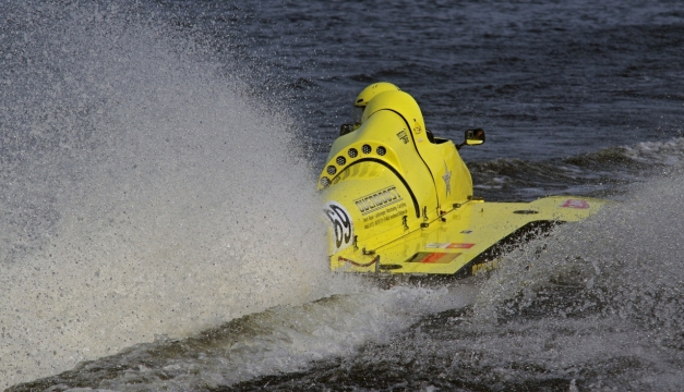 水面上疾驰黄色摩托艇背影特写