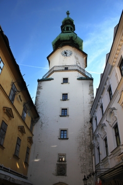 蓝色天空下高耸白色钟楼建筑特写
