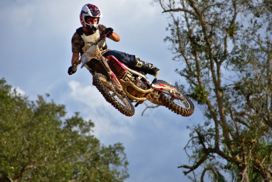 树林间飞跃的摩托车骑手