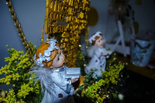 昏暗室内白色儿童天使装饰