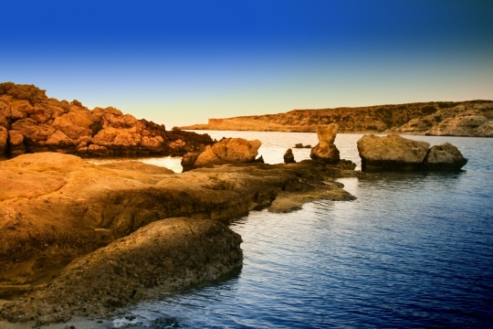蓝色天空岩石大海自然风光