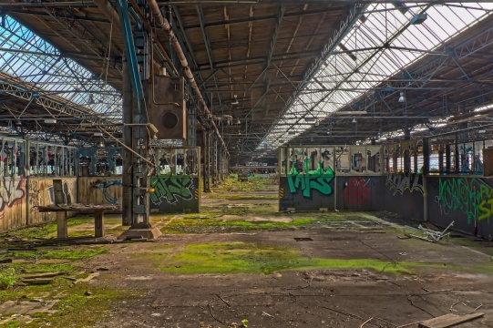 破旧的大型厂房空旷破败