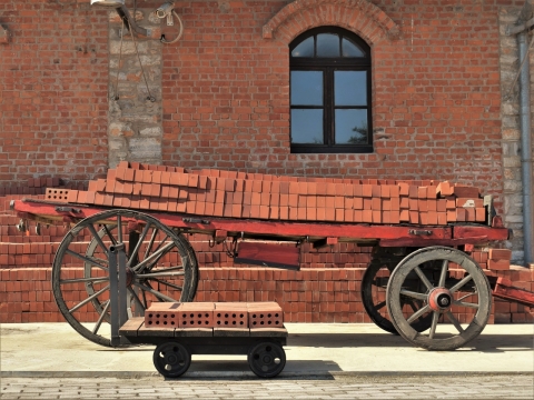 城市街道上石砖建筑路边运砖车