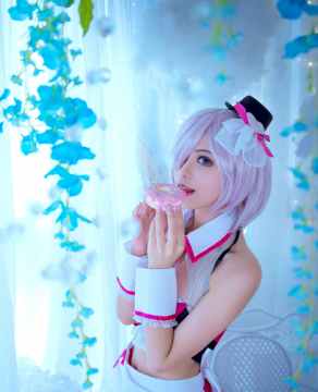 短发女仆玛修诱人身材COS特写