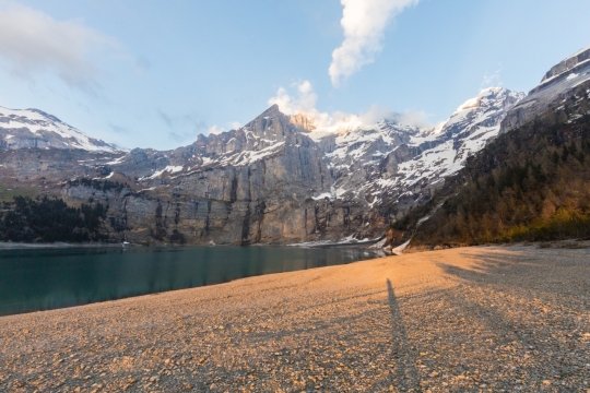 阳光自然户外蓝色天空山峰湖泊