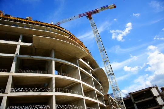 早晨蓝天工地建筑工事吊车